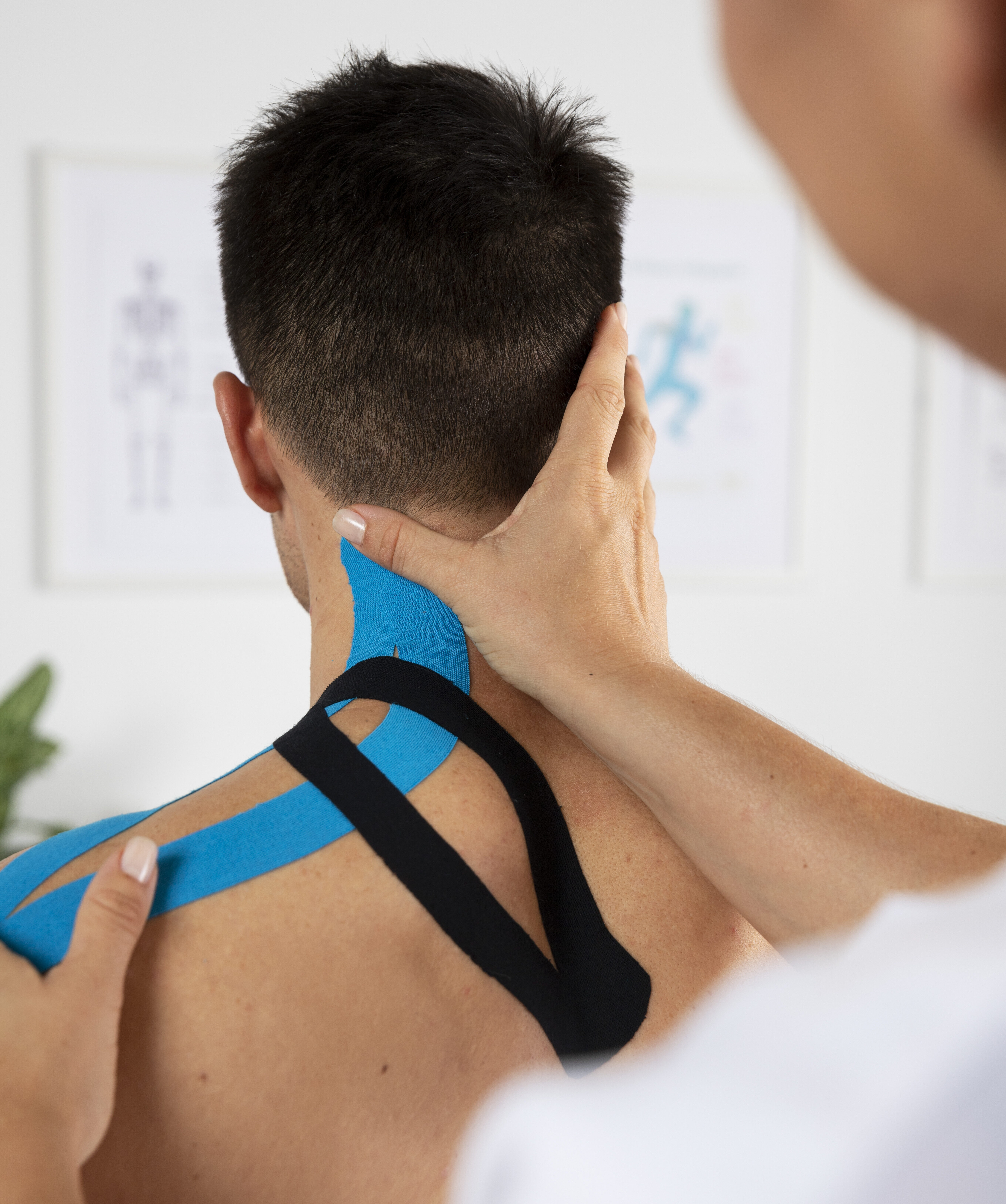 fisioterapeuta-femenino-aplicando-vendaje-medico-elastico-al-paciente-masculino copia